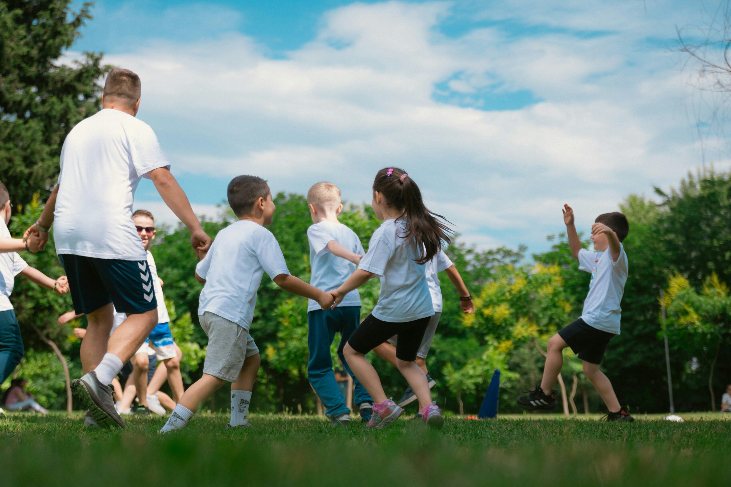 jeunes enfants jouant
